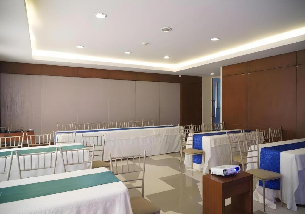 Mansion Garden Hotel Olongapo Exterior photo